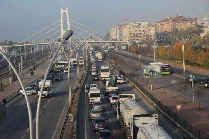 Araçlarını Durdurup Ata’ya Saygı Duruşunda Bulundular