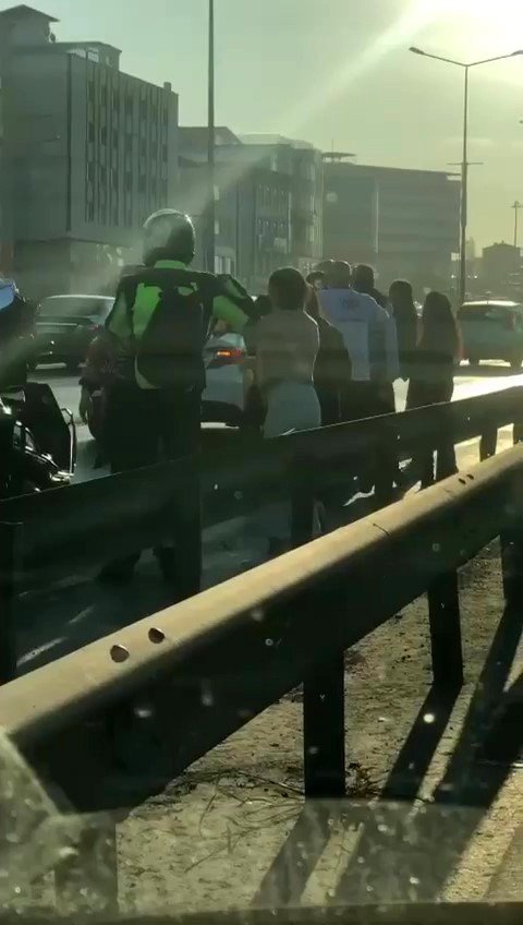Pendik’te İki Sürücü Birbirine Girdi, Çevredekiler Ayırmakta Zorlandı