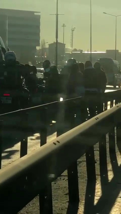 Pendik’te İki Sürücü Birbirine Girdi, Çevredekiler Ayırmakta Zorlandı
