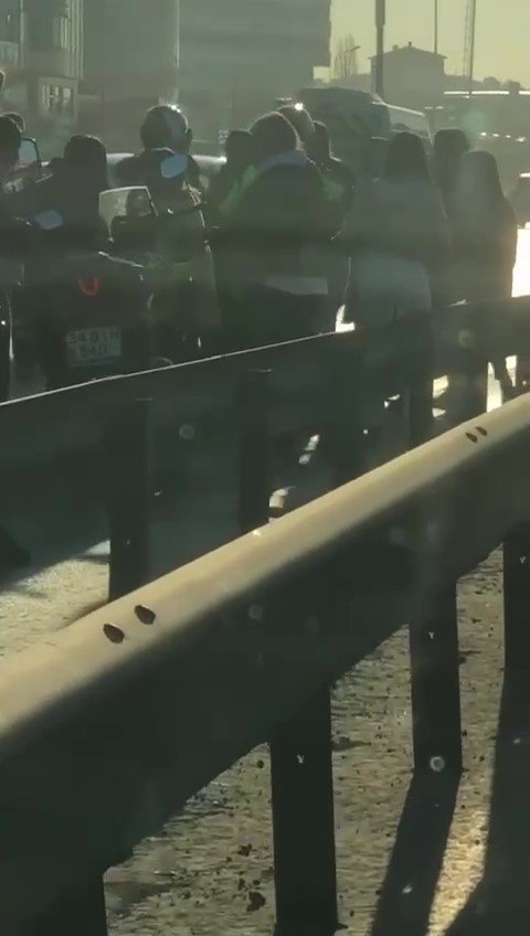 Pendik’te İki Sürücü Birbirine Girdi, Çevredekiler Ayırmakta Zorlandı