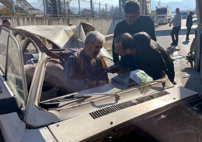 Kamyona Çarpan Otomobil Kağıt Gibi Ezildi: 1 Yaralı