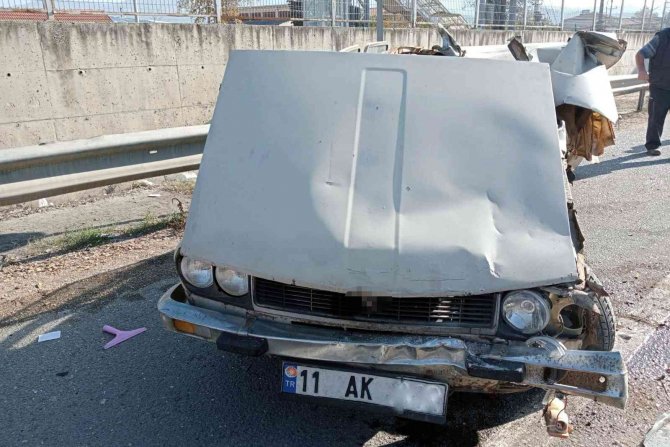 Kamyona Çarpan Otomobil Kağıt Gibi Ezildi: 1 Yaralı