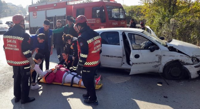 Hafif Ticari Araçla Otomobil Çarpıştı: 3 Yaralı
