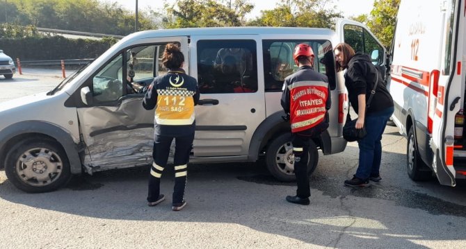 Hafif Ticari Araçla Otomobil Çarpıştı: 3 Yaralı