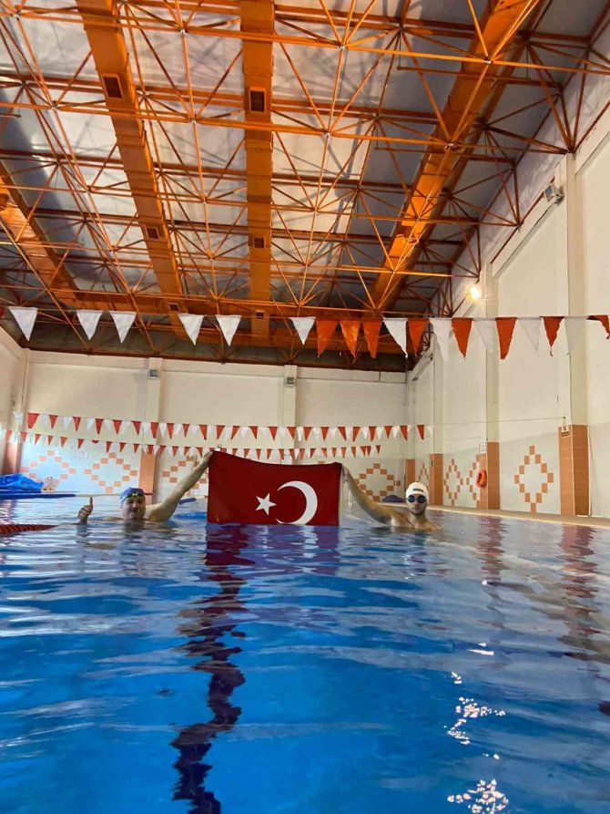 Siirt’te Bedensel Ve İşitme Engelli Sporcular Havuzun Dibinde Türk Bayrağı Açtı