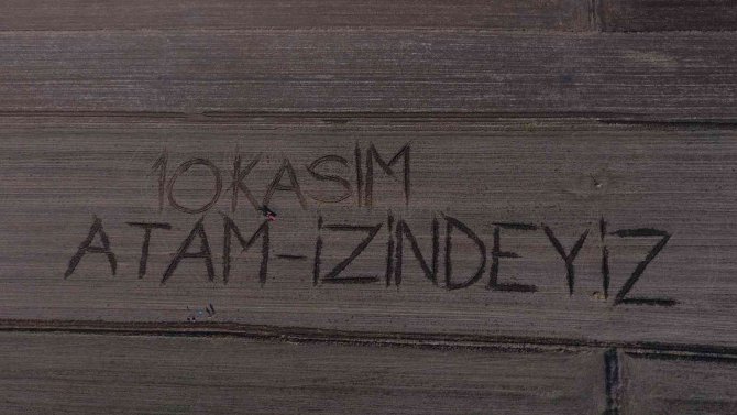 Trakya’da Tarlaya Yazılan “10 Kasım Atam İ̇zindeyiz” Yazısı Havadan Görüntülendi