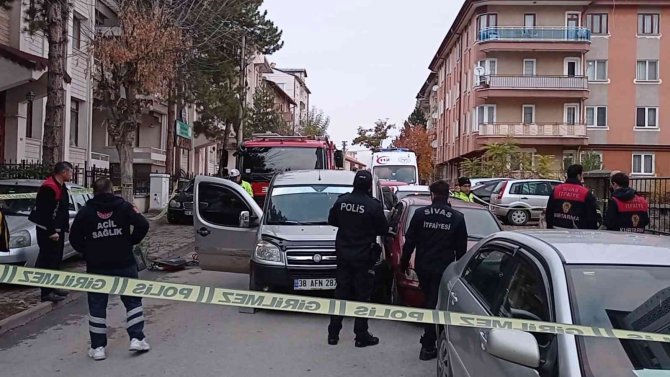 Sivas’ta Feci Olay: İ̇ki Otomobilin Arasında Sıkışarak Hayatını Kaybetti
