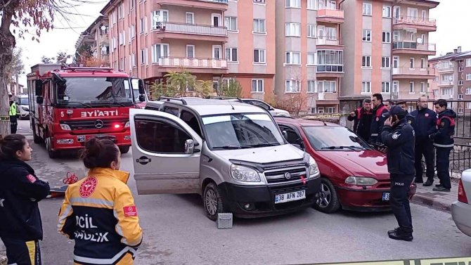 Sivas’ta Feci Olay: İ̇ki Otomobilin Arasında Sıkışarak Hayatını Kaybetti