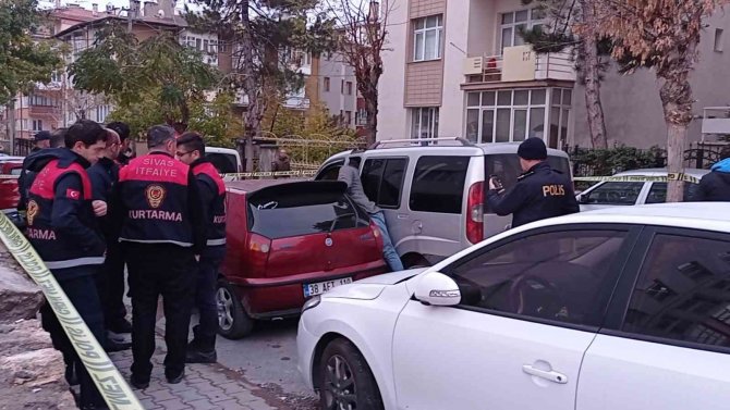 Sivas’ta Feci Olay: İ̇ki Otomobilin Arasında Sıkışarak Hayatını Kaybetti