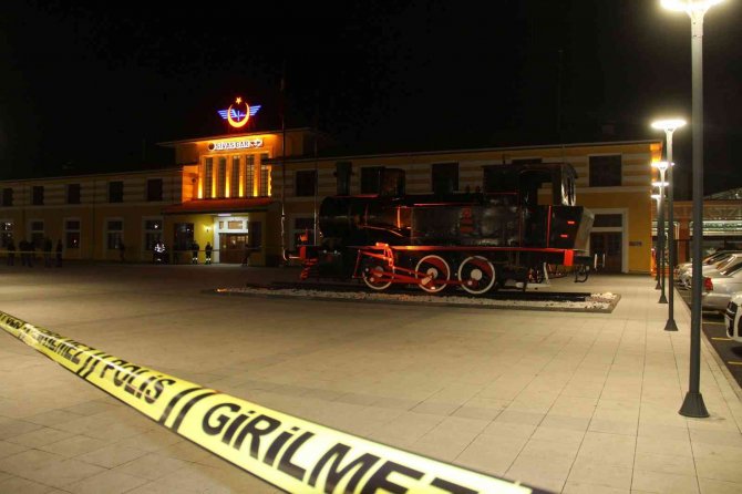 Polonyalı Turistin Tarihi Lokomotife Koyduğu Çanta Ekipleri Alarma Geçirdi