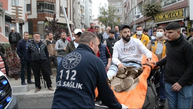 Koşarak Yanına Gidip Yumruk Attığı Kişinin Bıçaklı Saldırısına Uğradı: O Anlar Kameraya Yansıdı