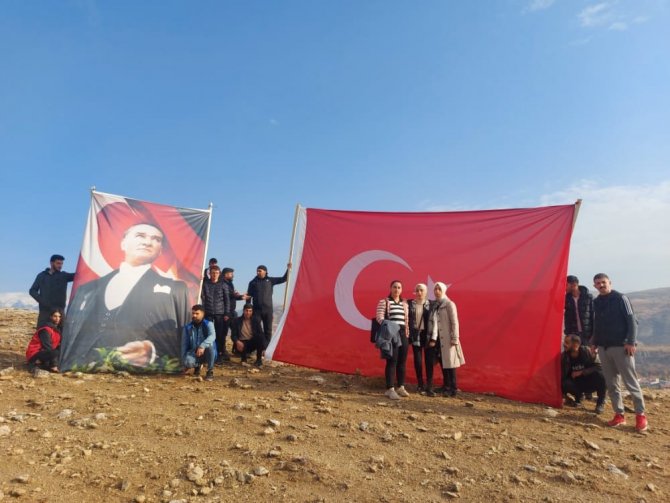 Gençler Zirveye Tırmanıp, Atatürk’ü Andı