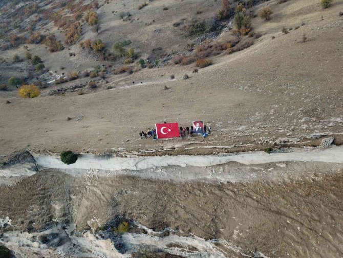 Gençler Zirveye Tırmanıp, Atatürk’ü Andı