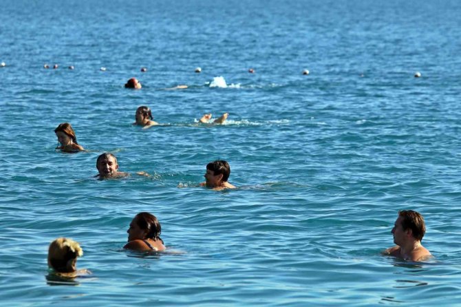 Doğu Buz Kesmeye Başladı, Antalya’da Yaz Devam Ediyor