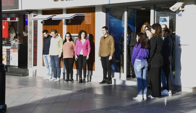 Kuşadası’nda Hayat 1 Dakikalığına Durdu