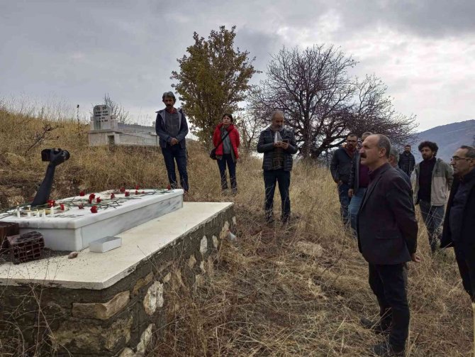 Van Depreminde Hayatını Kaybeden Gazeteci Emir, Mezarı Başında Anıldı
