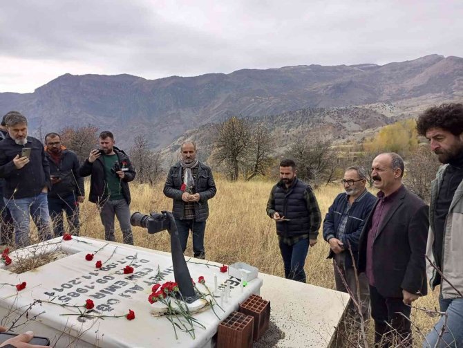 Van Depreminde Hayatını Kaybeden Gazeteci Emir, Mezarı Başında Anıldı