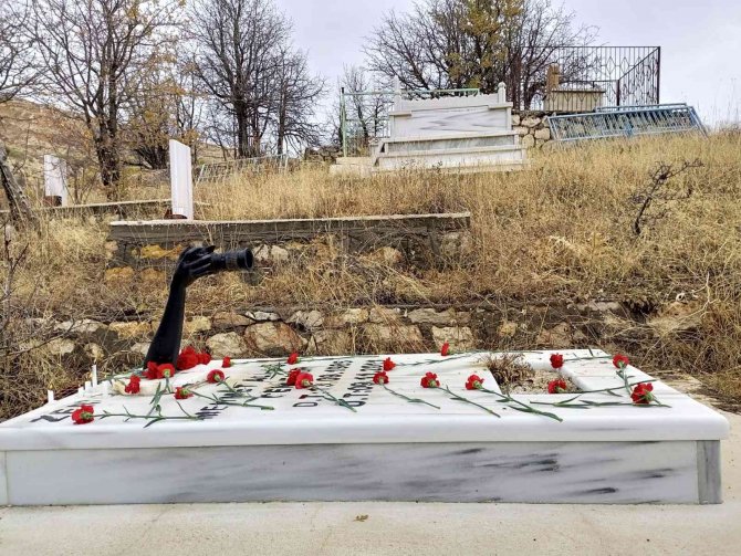 Van Depreminde Hayatını Kaybeden Gazeteci Emir, Mezarı Başında Anıldı