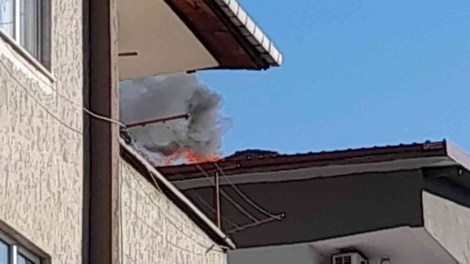 Bacada Başlayan Yangın Çatıya Sıçradı