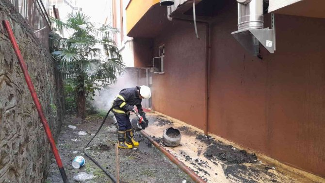 Bacada Başlayan Yangın Çatıya Sıçradı