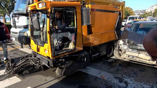 Kontrolü Kaybetti, Temizlik Aracıyla Çarpıştı