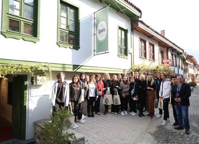 “İ̇pek Mendil” Öyküsü Eşliğinde İpeğin Yolcuğunu Öğrendiler