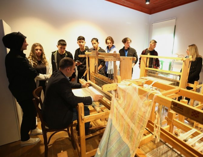 “İ̇pek Mendil” Öyküsü Eşliğinde İpeğin Yolcuğunu Öğrendiler