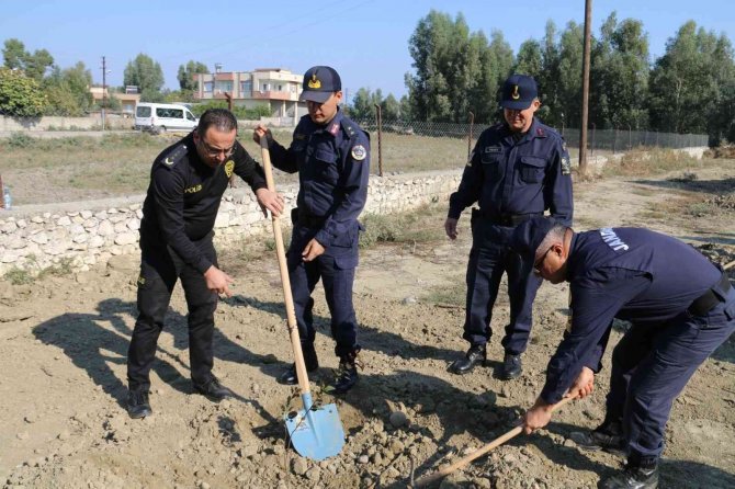 Kozan’da Yüzlerce Fidan Toprakla Buluştu