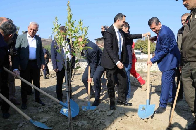 Kozan’da Yüzlerce Fidan Toprakla Buluştu