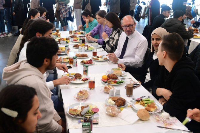 Rektör Erdal, Anadolu Tömer Öğrencileriyle Kahvaltıda Bir Araya Geldi