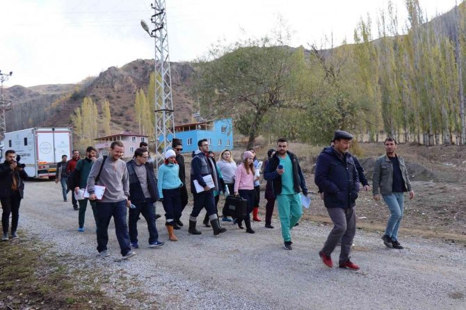 Köy Köy Dolaşıp Hasta Hayvanları Tedavi Ediyorlar