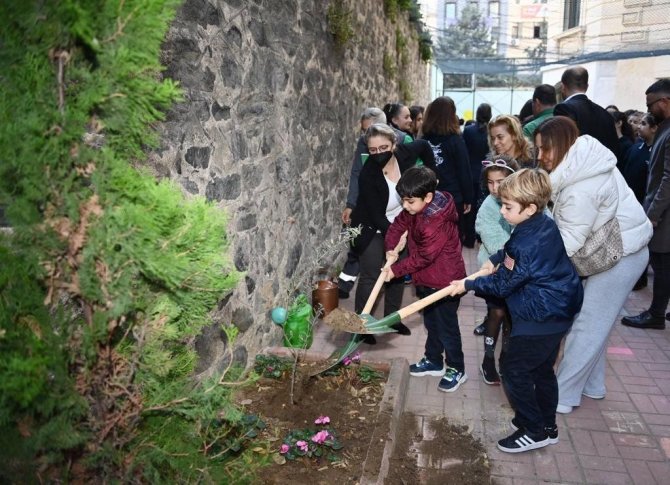 Beyoğlu’nda 11 Kasım ‘Milli Ağaçlandırma Günü’nde 1111 Fidan Dikildi
