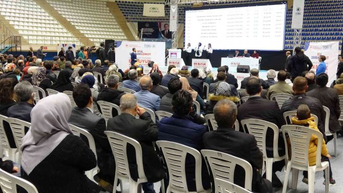 Van’da Ev Sahibi Olmak İsteyenlerin Heyecanlı Bekleyişi Başladı
