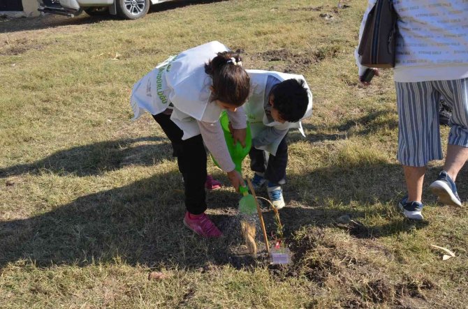 Didim’de 74 Ülke Vatandaşı Kendi Ülkelerinin İsimlerini Koyduğu Ağaçları Toprakla Buluşturdu