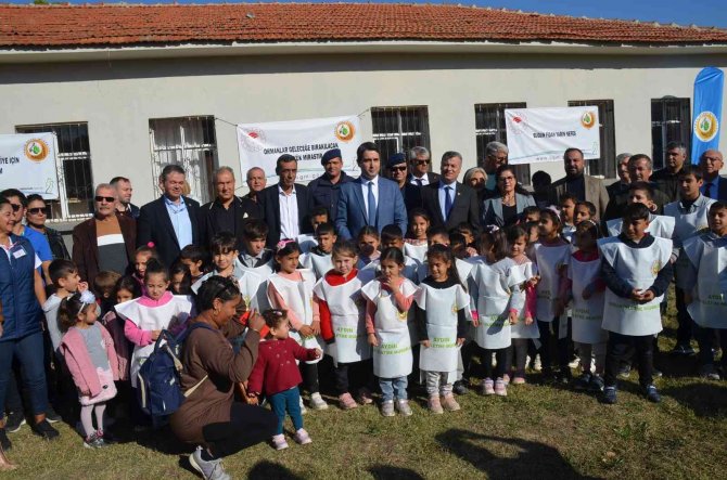 Didim’de 74 Ülke Vatandaşı Kendi Ülkelerinin İsimlerini Koyduğu Ağaçları Toprakla Buluşturdu