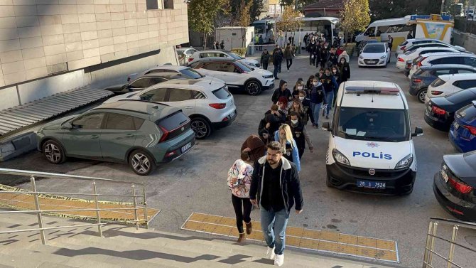 Dolandırıcılık Zanlısı Kadınlardan İlginç İşaret Ve Sözler