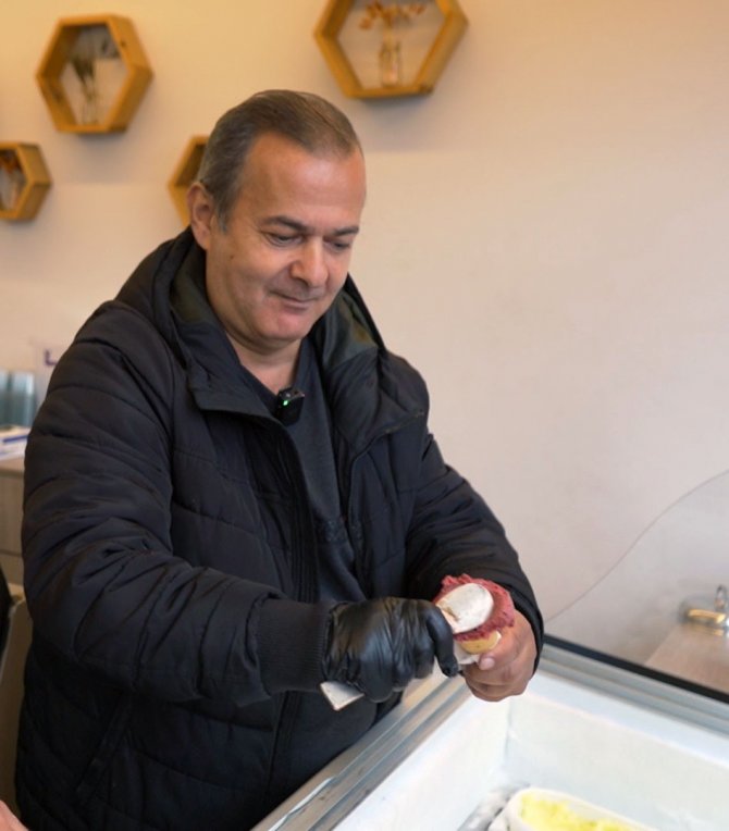 Meyve Ve Sebzelere 40 Yıldır Dondurmayla Ayrı Bir Lezzet Katıyor