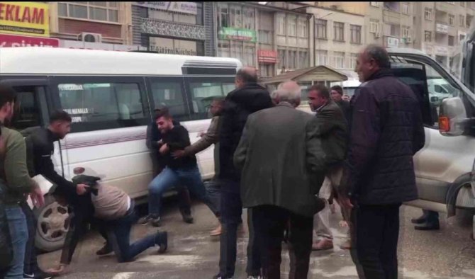 Seyir Halindeyken Başlayan Tartışma Durakta Kavgaya Dönüştü