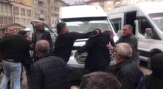 Seyir Halindeyken Başlayan Tartışma Durakta Kavgaya Dönüştü