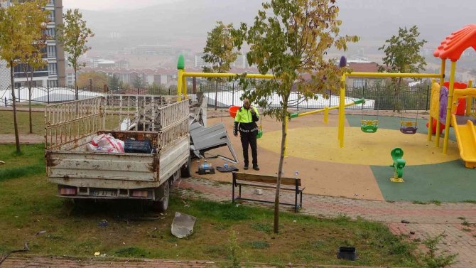 Elazığ’da Akıllara Durgunluk Veren Kaza: Kupası Açılan Kamyonet Çocuk Parkına Daldı