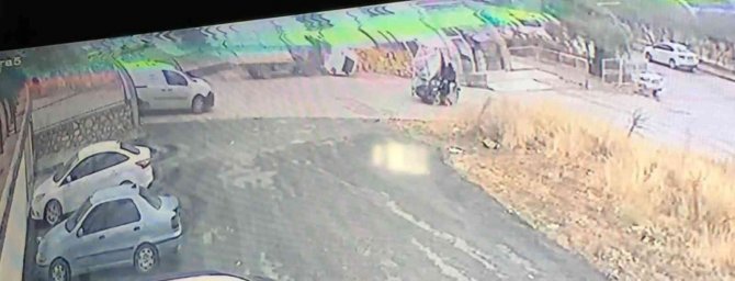 Elazığ’da Akıllara Durgunluk Veren Kaza: Kupası Açılan Kamyonet Çocuk Parkına Daldı
