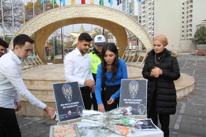 Öğrenciler Görev Başındaki Polisleri Unutmadı