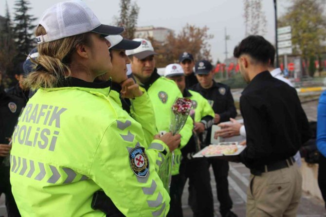 Öğrenciler Görev Başındaki Polisleri Unutmadı