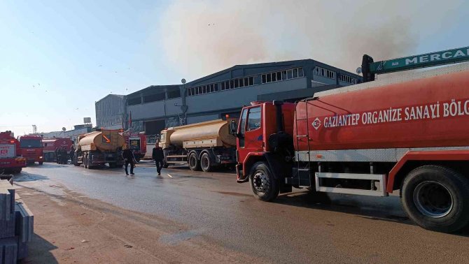 Tekstil Fabrikasında Çıkan Yangın Gıda Deposuna Sıçradı