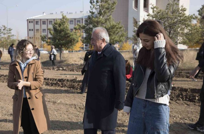 Milli Ağaçlandırma Gününde Fidanlar Toprakla Buluştu