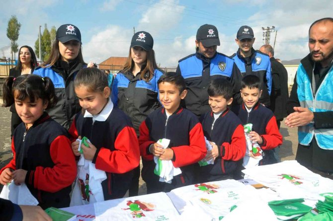 Yüksekova’da Bin 550 Ağaç Toprakla Buluşturuldu