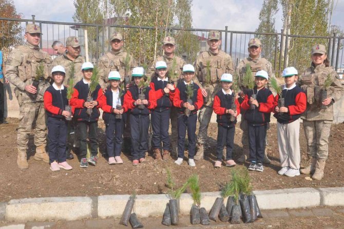 Yüksekova’da Bin 550 Ağaç Toprakla Buluşturuldu
