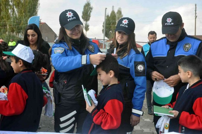 Yüksekova’da Bin 550 Ağaç Toprakla Buluşturuldu
