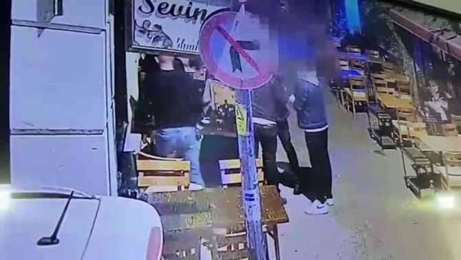 Gazetecinin Telefonunu Ceketiyle Gizleyerek Çaldı