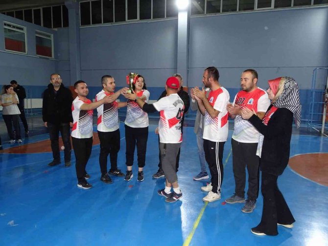 Hisarcık’taki Voleybol Turnuvasının Şampiyonu Şehitler Ortaokulu Oldu